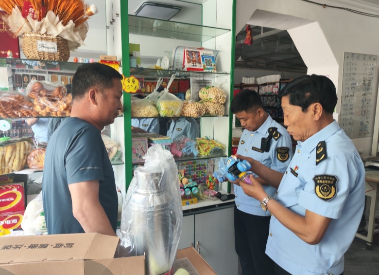 高台县宣化镇市场监管所开展校园周边食品安全监督检查，强化预包装食品批发整治